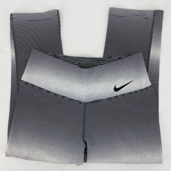 Nike Black & White Legendary Horizon Capri Leggings - Picture 2 of 8